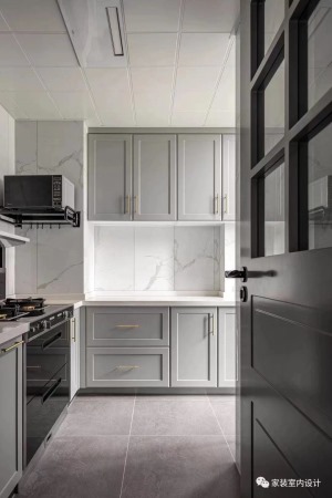 黑白灰色调的厨房空间，简约时尚又好打理。