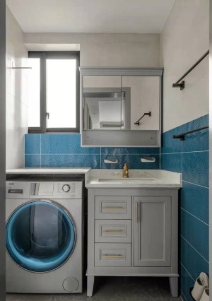 卫生间干区：将洗衣机嵌入到客卫的卫浴柜里，节省空间又增加了使用的台面