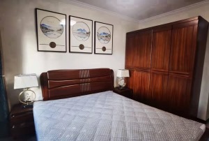 卧室床头和床头柜也是实木家具，衣柜也是采用实木，和家具相互搭配起来，效果更好