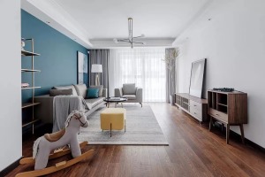 客厅，原木本真的木纹感是最舒适的色调，而大面积留白处理让空间对光线产生更多的折射。