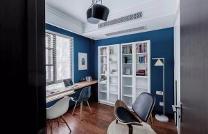 书房以蓝色为基调，搭配白色书柜、装饰画及落地灯，色彩对比鲜明。