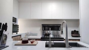 厨房进门的方向改变后实现了内部空间的U型布局，提高厨房空间使用率。