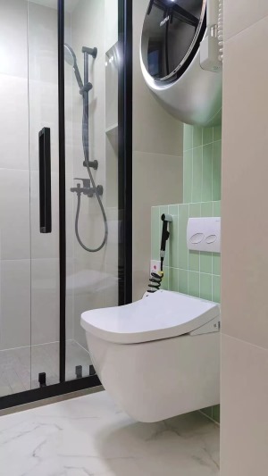 卫生间内部也做了干湿分离，使用更舒适。壁挂马桶可以节省空间。水箱上方还设置了壁挂小洗衣机。