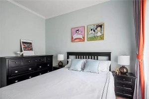 儿童房以黑木色的家具为主，床头背景墙上挂着两幅卡通的挂画，在给人端庄、高档的感觉下，又有着童真稚趣。