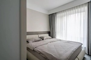 次卧空间简洁，深灰色床头与窗帘呼应，让空间更加含蓄。
