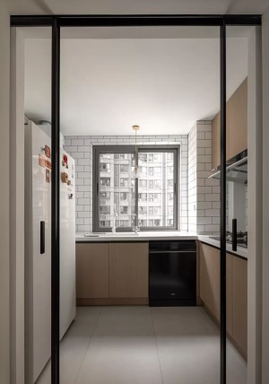 小厨房采用L型定制橱柜，与双开门大冰箱形成U型布局的厨房。