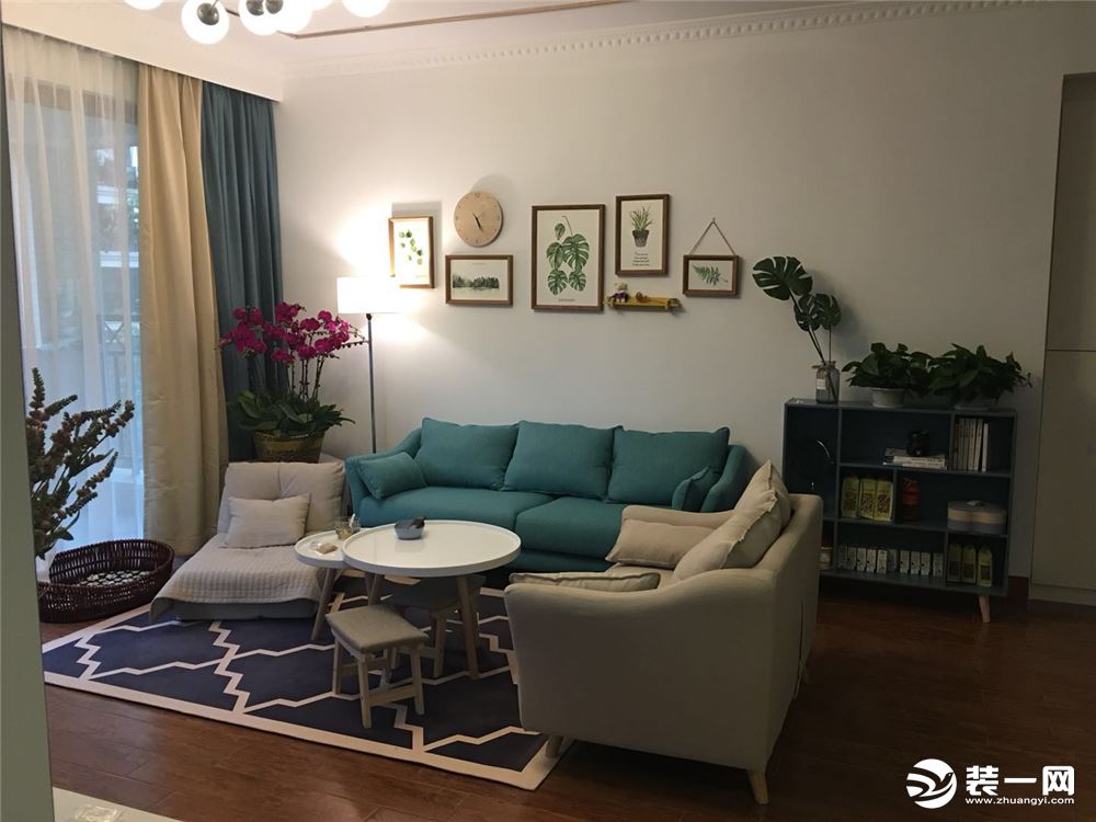 客厅：采用些许混搭风搭配，纯色系沙发搭配印花地毯，营造家的小温暖。