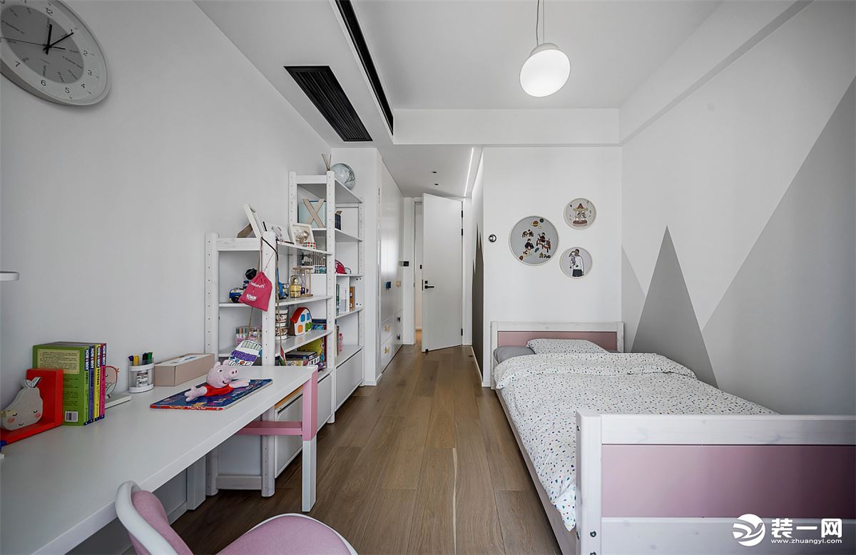 儿童房，  一张单人床，搭配上书架，白色与粉色的点缀，床头上的亲子儿童画框，温馨童趣。