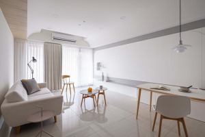 客厅没有过多的设计，但是浅色系的搭配，都透露出小清新的感觉，落地窗使得本身以白色作为主色的客厅，阳光