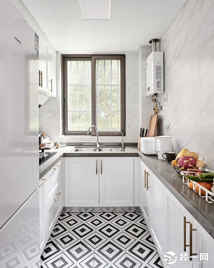 厨房以白色系为主调提升空间亮度，让厨房更敞亮，回字纹花砖让空间多了几分活泼感。