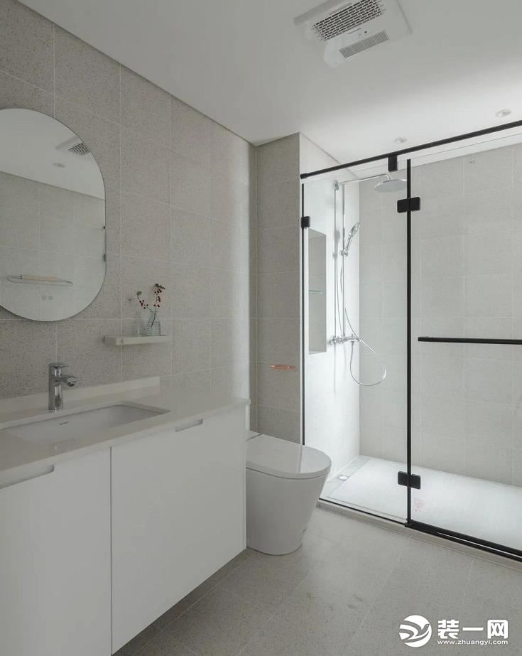 采用白色小颗粒水磨石瓷砖，细腻而雅致。悬挂式浴室柜搭配台下盆设计，美观好清洁。