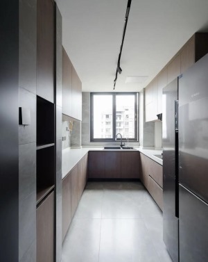 厨房延续了公共空间配色，整洁得体大方。U型厨房设计，为厨房提供了充足的操作空间与收纳空间。