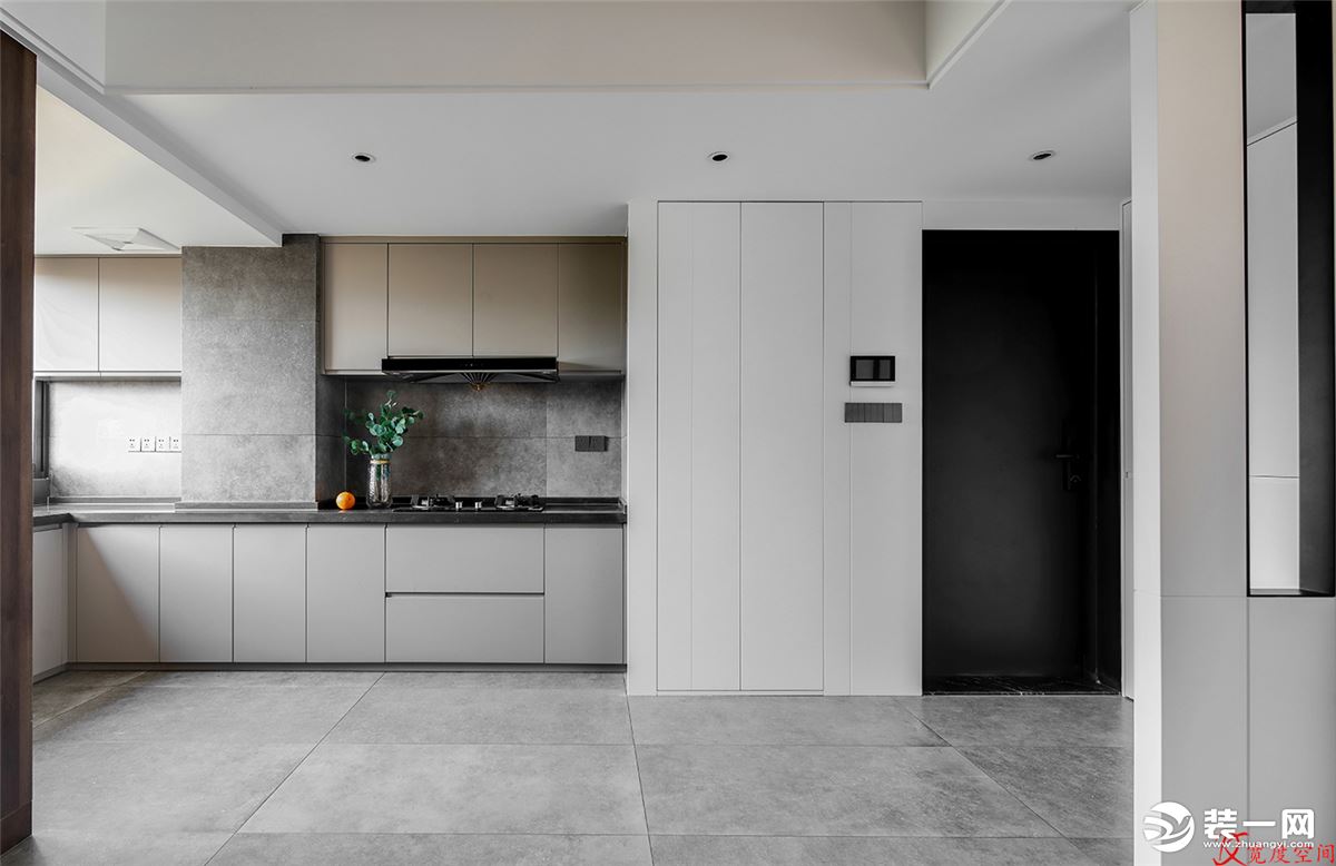 厨房采用了饱和度较低的小砖，柜体为白色，和与整个室内空间素雅的调性相得益彰。