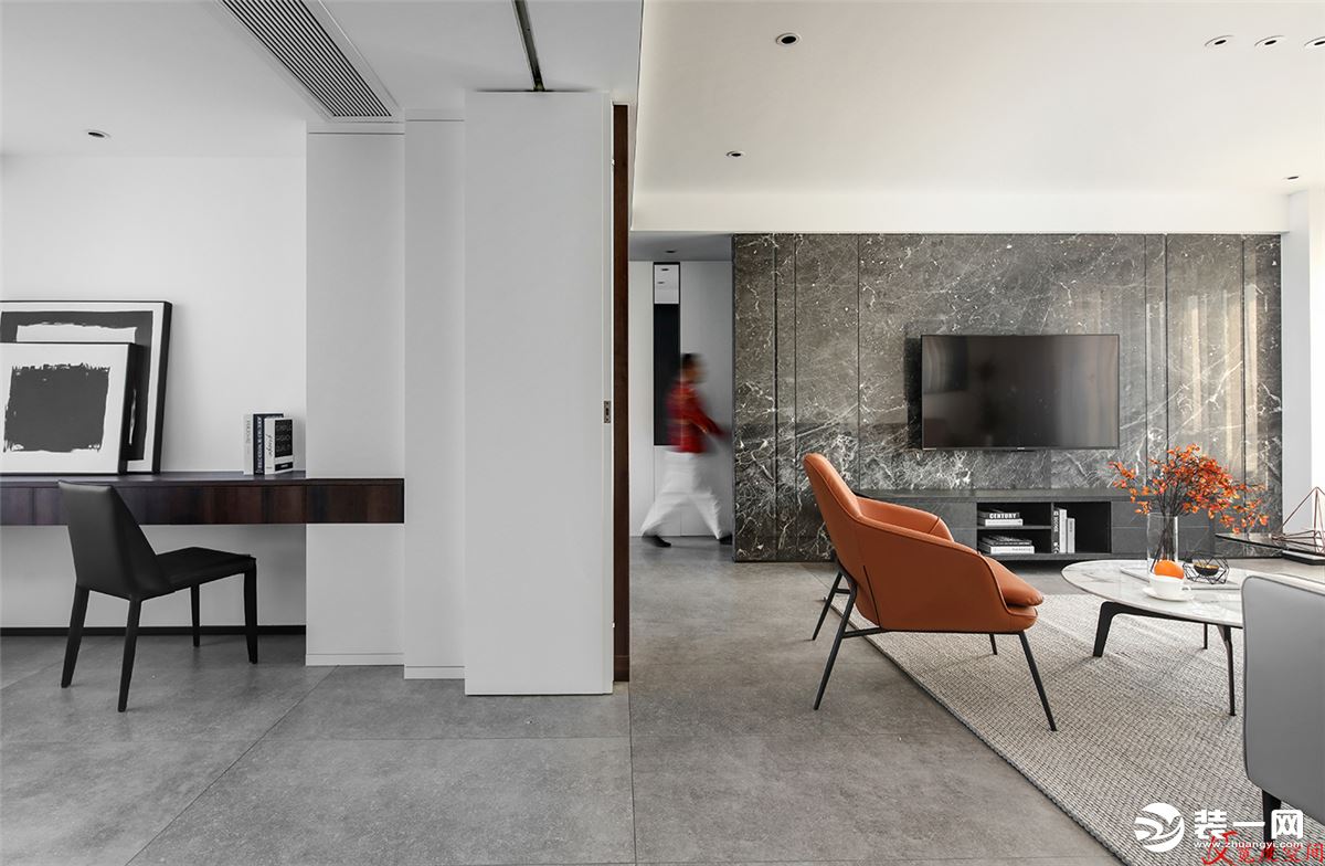 客厅与开放式的工作区连接、强化着空间的挺拔与开阔，使得在有限的面积里的视觉观感达到最大化。