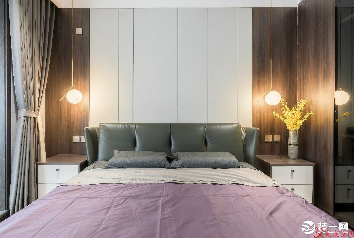 极简的室内装饰稍加点缀，整个惬意的空间被屋主喜爱的自然香氛所包围，高效舒适的睡眠随之而来。