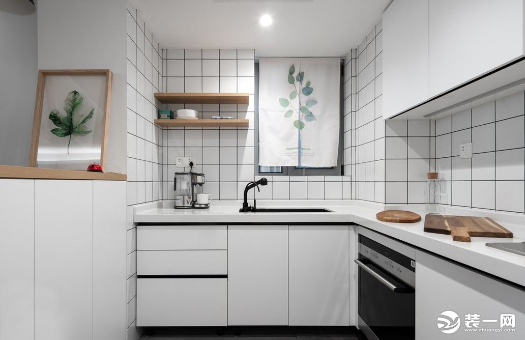 整个厨房以白色为主，黑色、木色作为点缀，水槽和水龙头也选择的黑色。