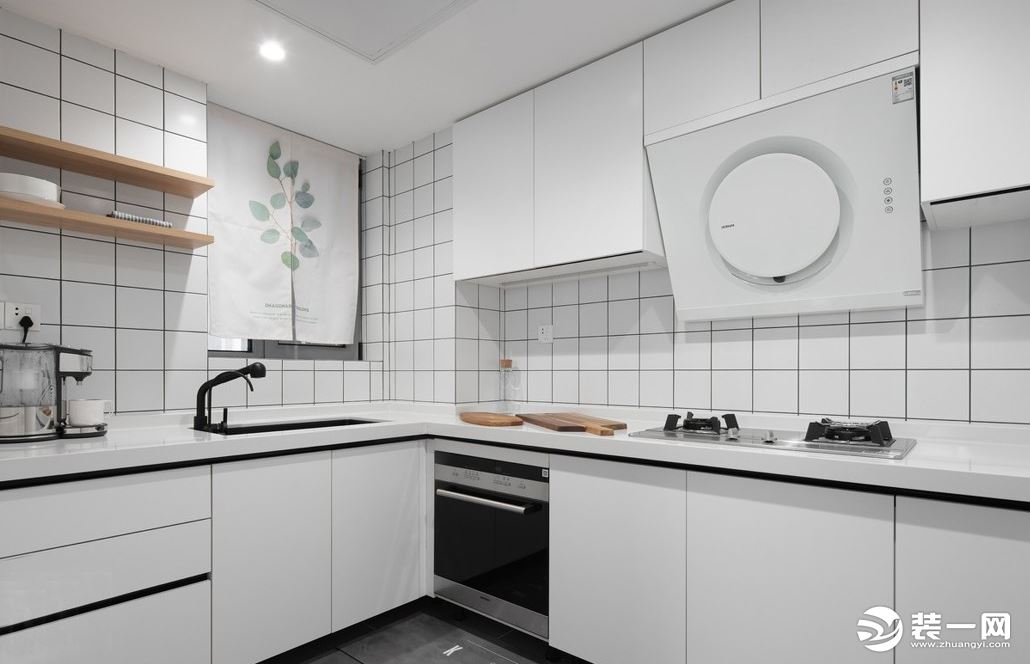 厨房是L型的洗-切-炒动线布局，上面吊柜+下面橱柜设计，收纳空间是充足的。