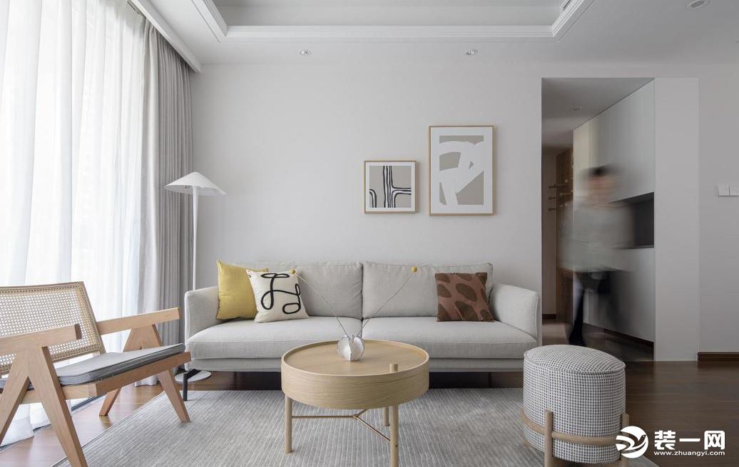 沙发和藤椅的结合，布艺和木质的搭配，打破单调，提供多样选择。
