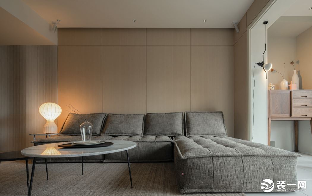 客厅整个空间，色彩表达素雅，以原木和浅灰色为基调
