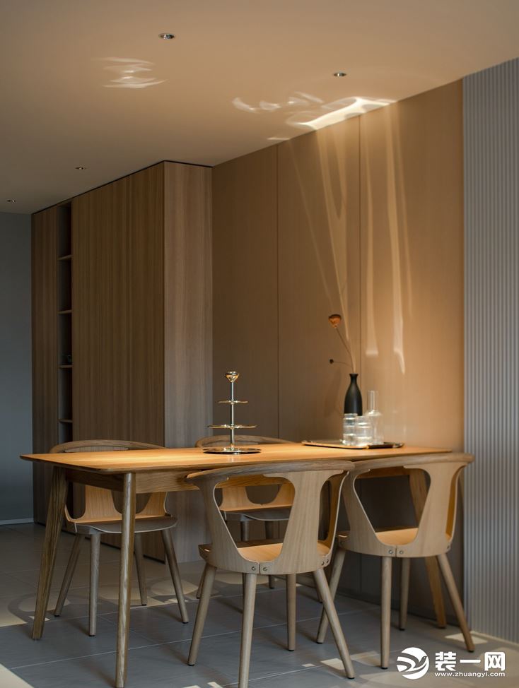 餐桌采用木头材质触感十分温和，在灯光或自然光线都照射下，散发出温馨的氛围。