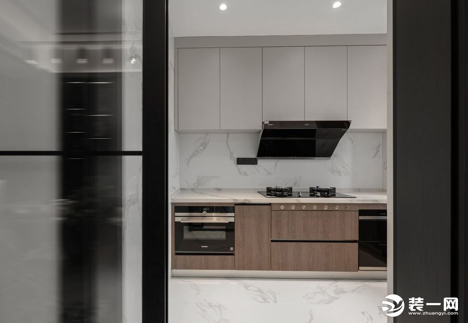 厨房安装了玻璃谷仓门，避免传统门开合占地问题，使用起来更节省空间。