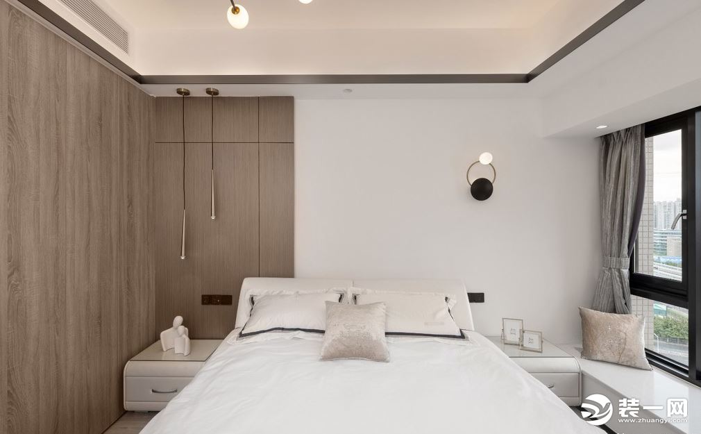 次臥與主臥設計大致相同，面積偏小一些，所以選用了單側床頭吊燈和單側壁燈的設計滿足使用的需求。
