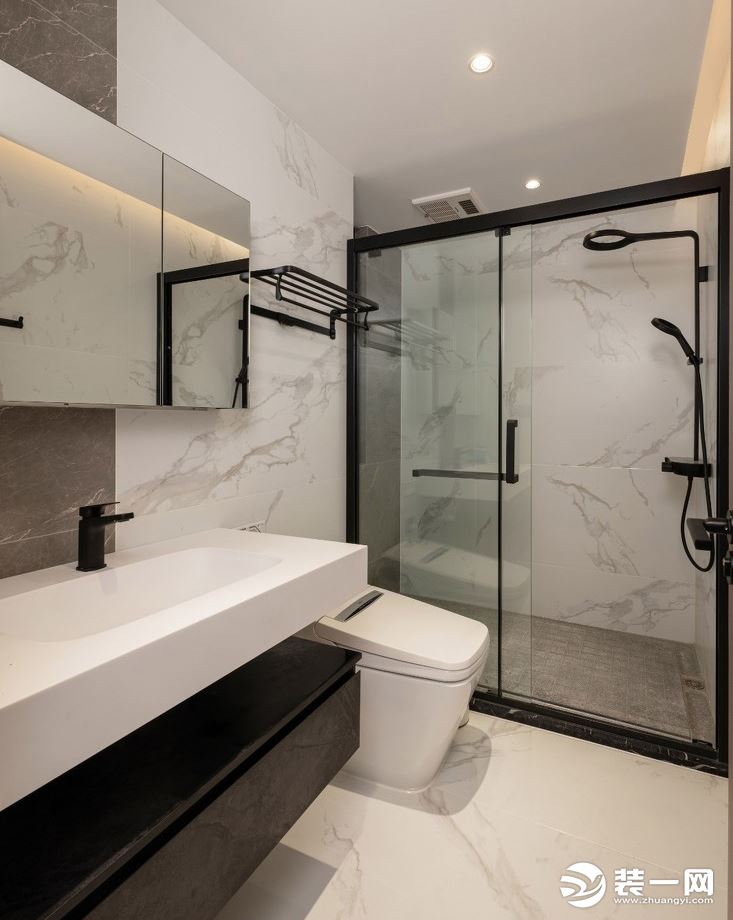 衛生間注重實用功能，選擇簡單的黑白灰顏色，簡單舒服的搭配。