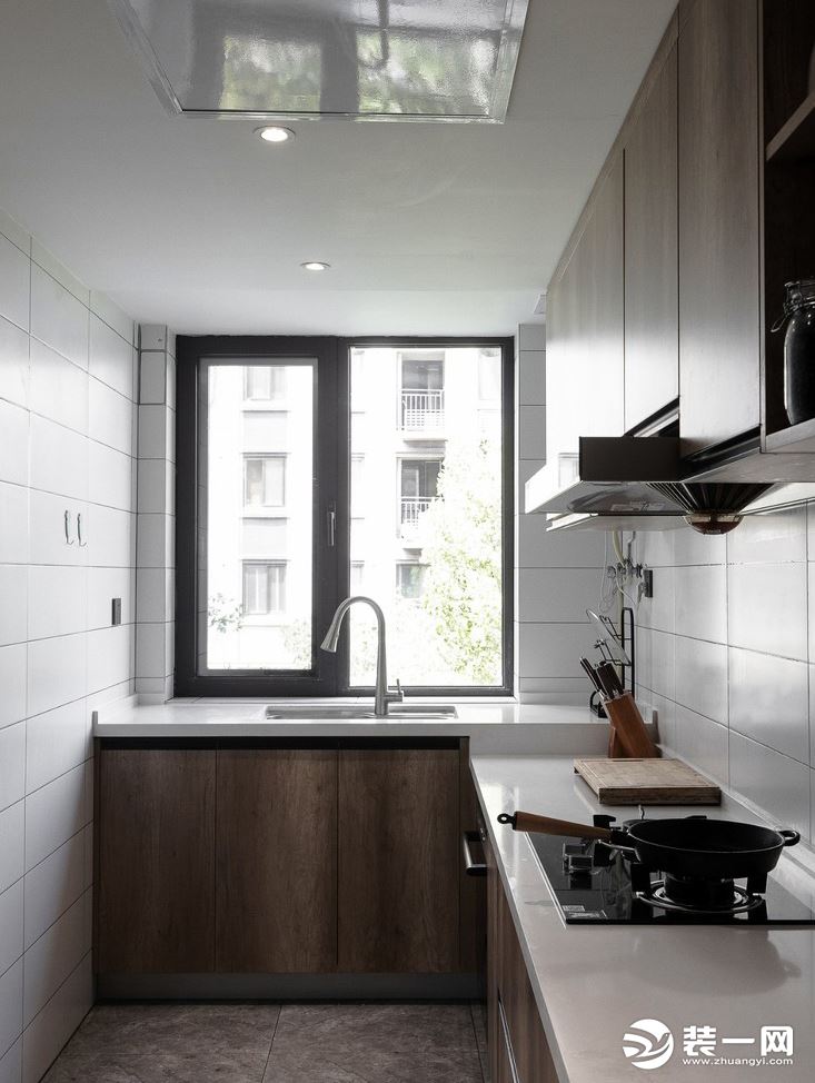 高低台面也是非常友好的一种设计，洗碗洗菜再也不用微微弯腰了，白色的墙砖，让厨房干净明亮。