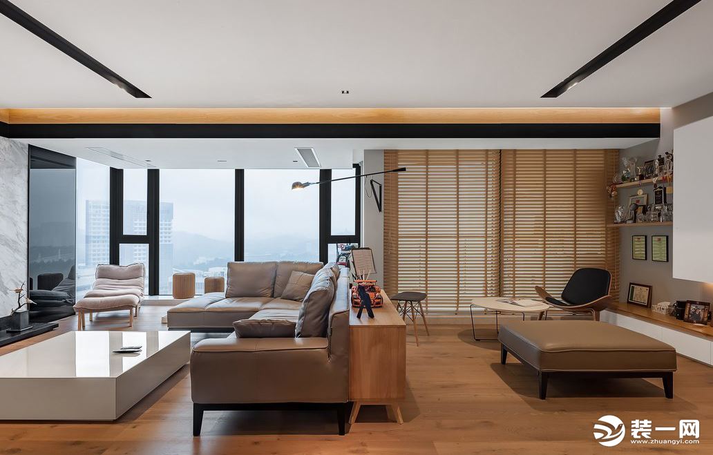 客廳擁有極佳視角俯瞰城市景觀，內部的家具設計與藝術裝置幾乎也被轉化為無形存在。