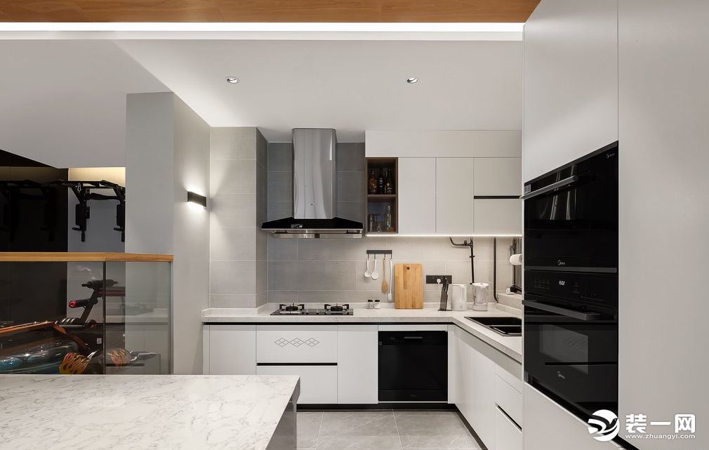 厨房设计不畏惧白色，因为我们将重点，更多放在如何维持空间干净整洁、通透明朗的要求上，并且在烹饪区域设
