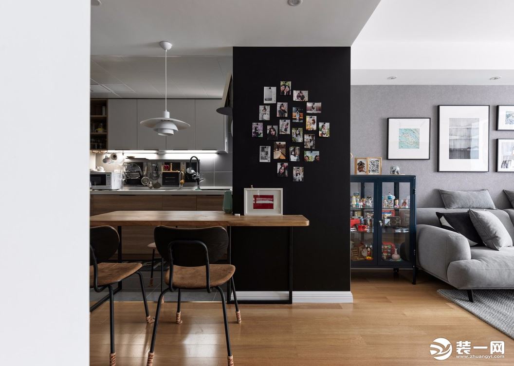 餐桌右侧打造磁性黑板墙，可贴放屋主的照片，也可随意涂鸦，生活气息十足。