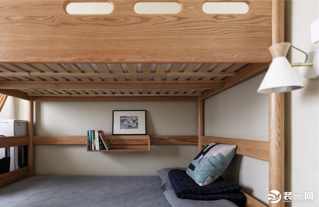 下方床鋪設置部分書架，代替常見的床頭柜，可隨手放置書籍或床邊小物。