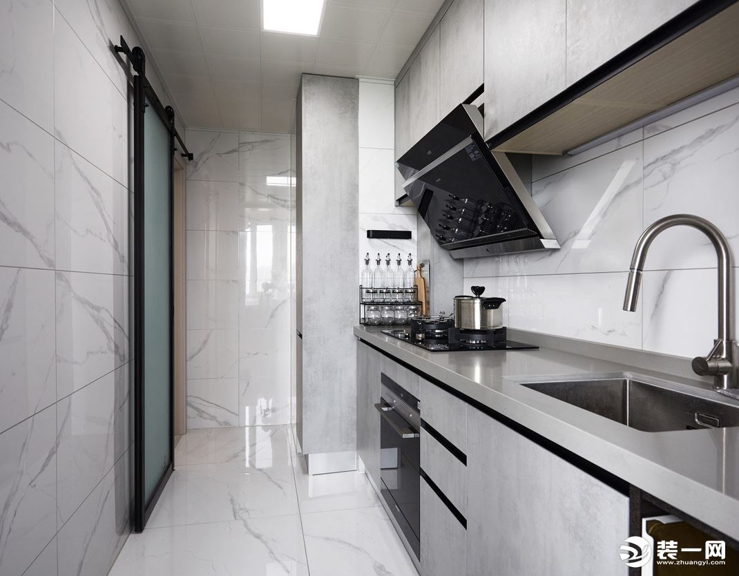 生活阳台与厨房无隔断，保证采光，加上白色系瓷砖的反射，让厨房开敞明亮。