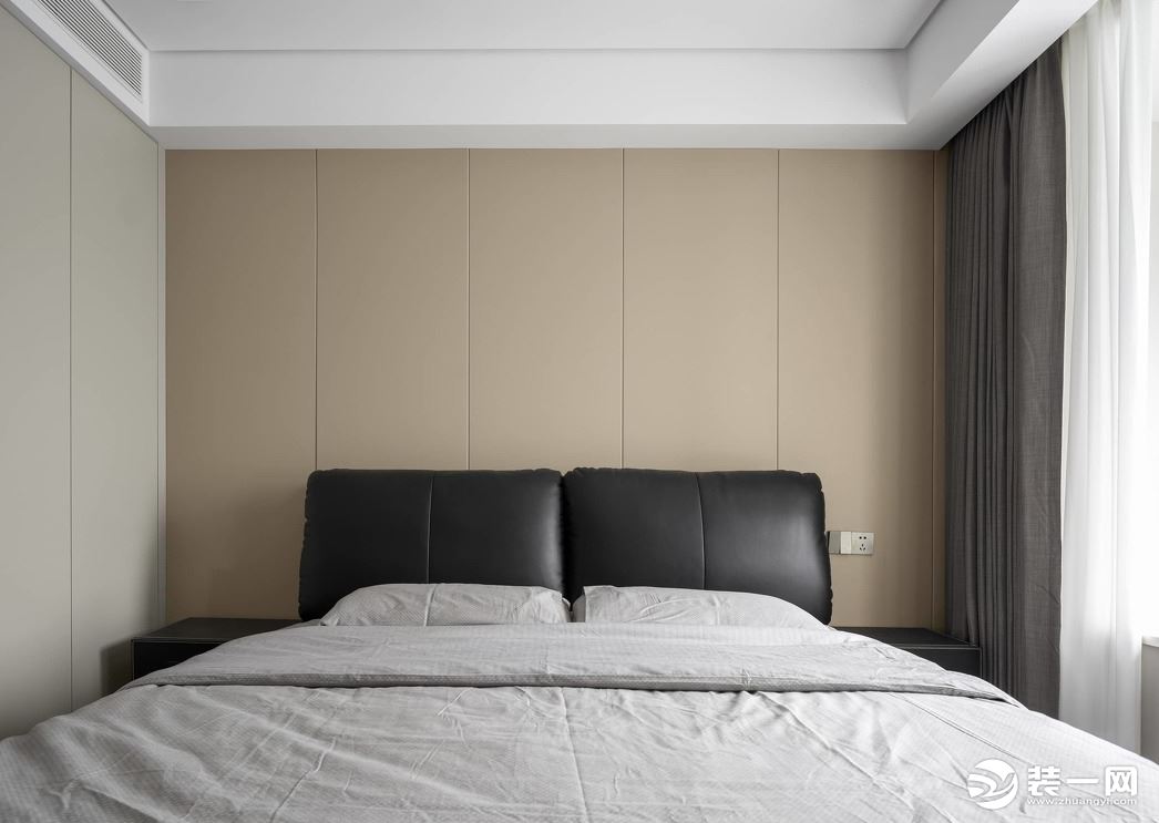 主卧中的色彩极尽简洁和温柔，并不复杂的配色、并不浓重的色彩，渲染出一片单纯的适睡空间。