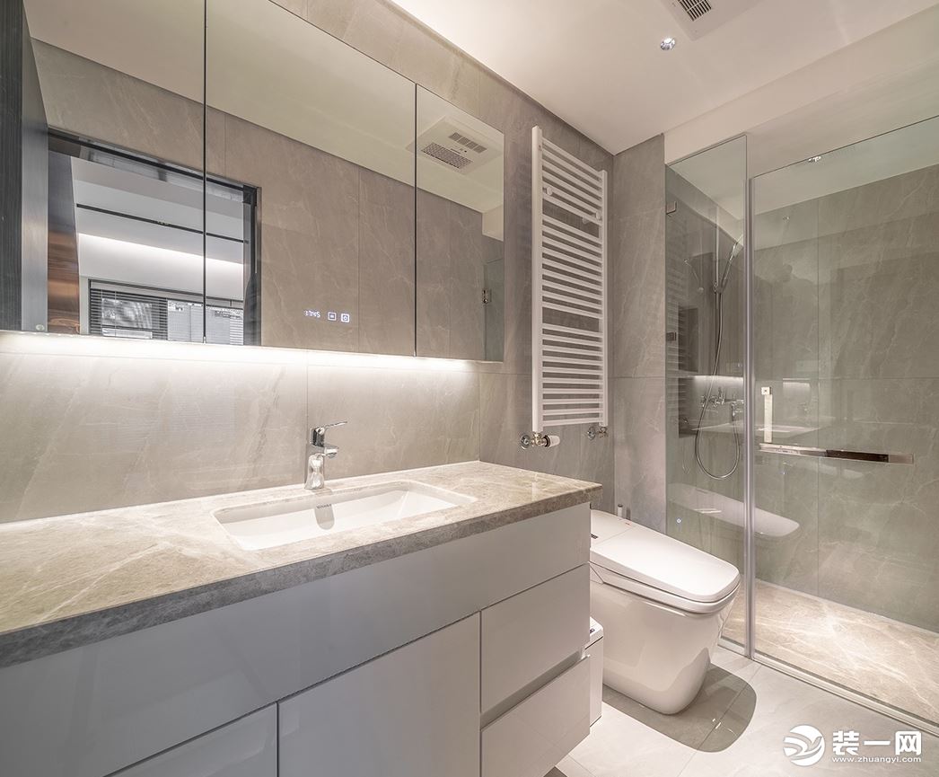 衛浴用品的合理收納，壁龕與鏡柜的組合，讓衛生間時刻保持干凈整潔。