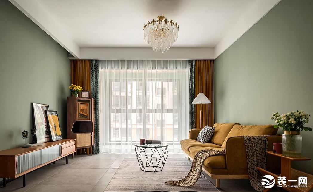 客厅暖黄色调奠定了整个空间的精致得体、丰富坚韧的氛围。