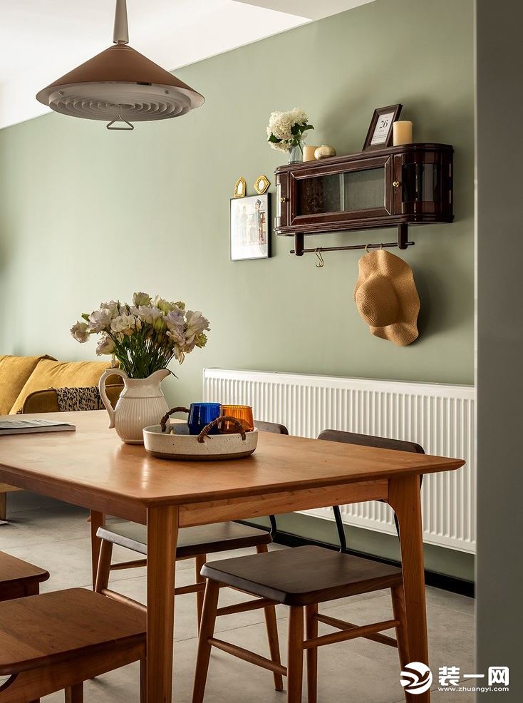 白色的干净、原木色的温暖，胡桃木的餐椅增加空间的厚重感。