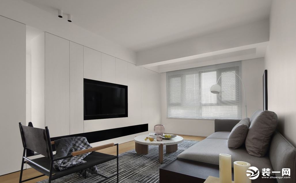 客厅中的梁体结构比较突出，选择白色与墙体色调融合弱化了梁体的厚重感。