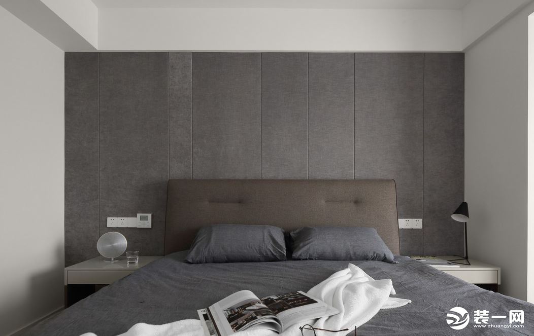 主卧室整体简约感十足，没有复杂的陈设，没有丰富的色彩，深灰色的墙布简单的床饰但这就是业主最喜欢的样子