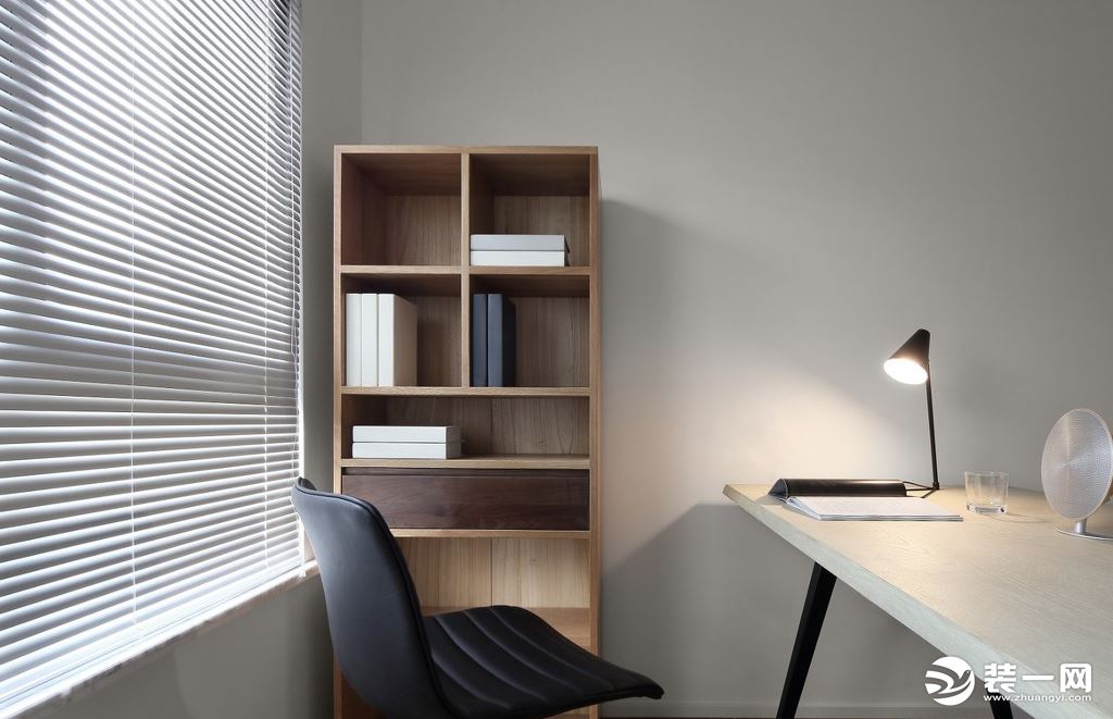由于空间有限，书房也很简洁，一张简单的书桌，一个木质的书柜，一把舒适的座椅成为了一个精神寄托的角落