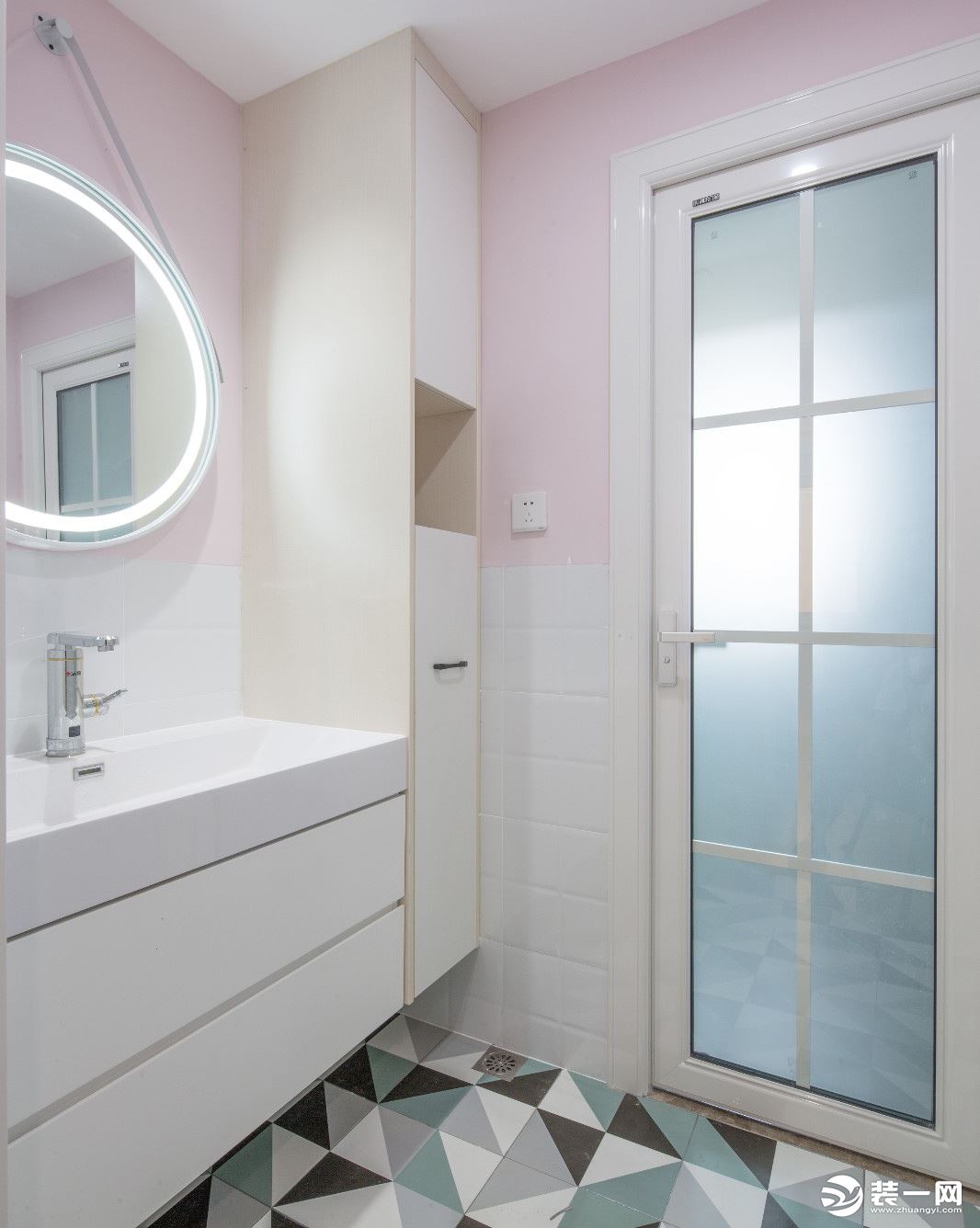 卫生间干湿分离，洗面池做了镜柜，增加收纳功能。