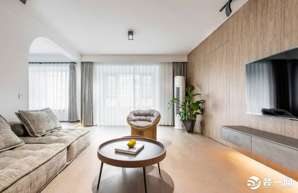 客厅整体以木色和灰色为主，打造温馨自然的生活氛围。