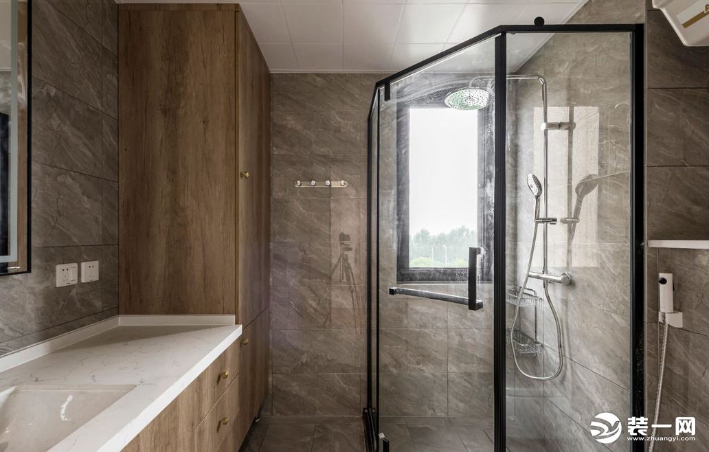 主卫钻石型淋浴房，壁挂式马桶，合理的运用空间。