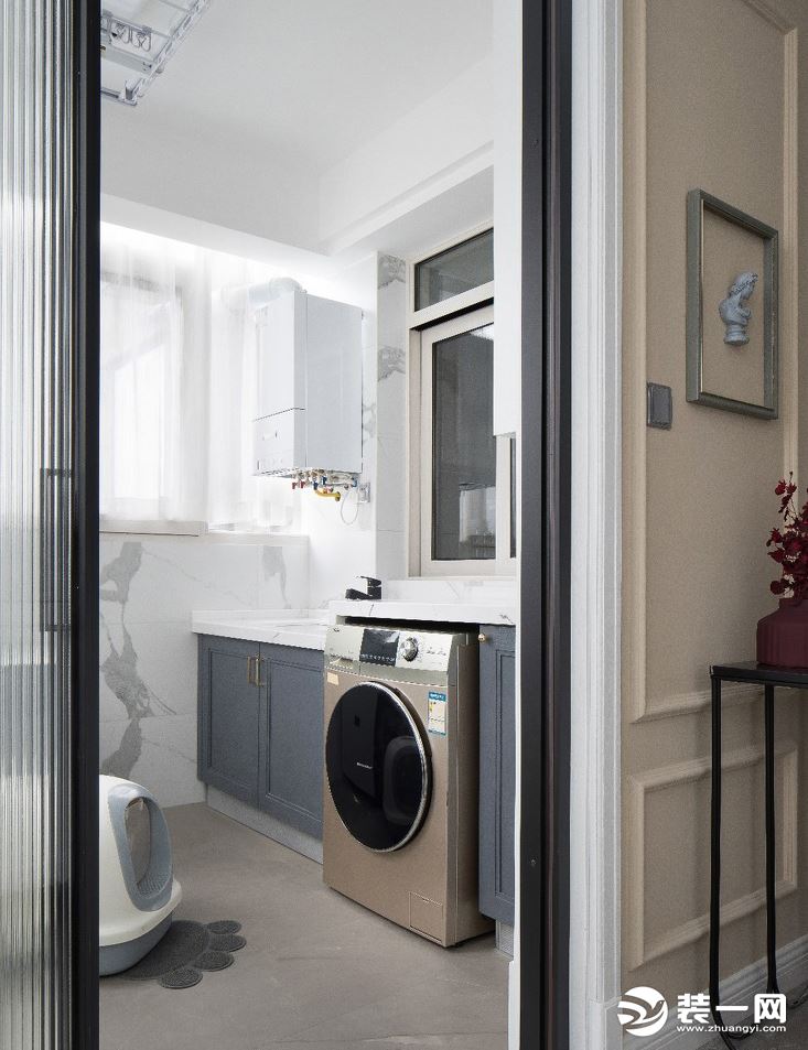 区域内打造洗衣操作台，让洗衣机有个好的“归宿”，同时缩短晾晒动线，让日常生活更为便利。