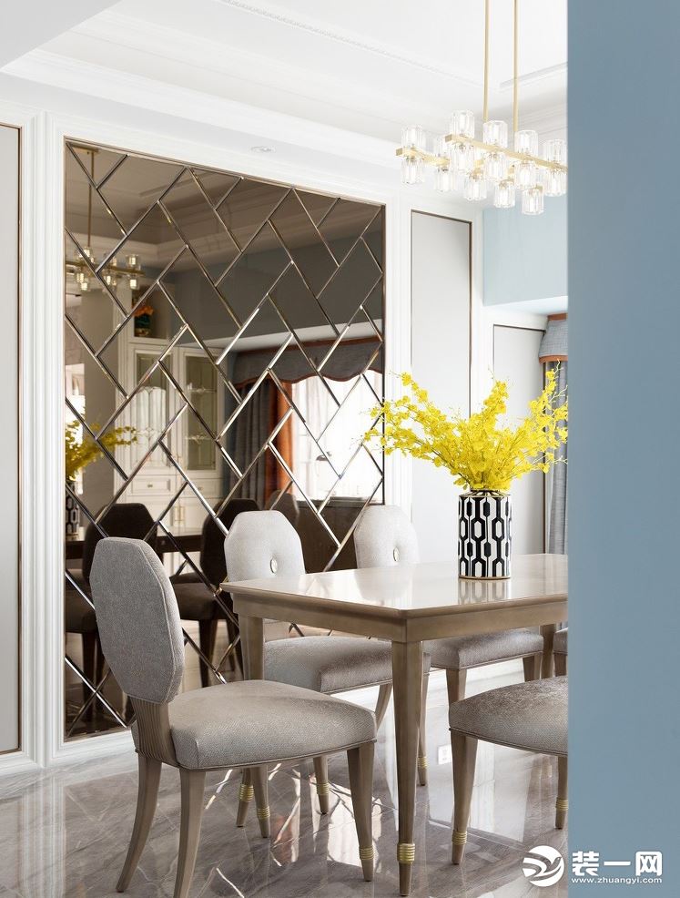 餐厅采用了棱形镜面墙的设计，可以看到餐厅全景，视野开阔透彻。