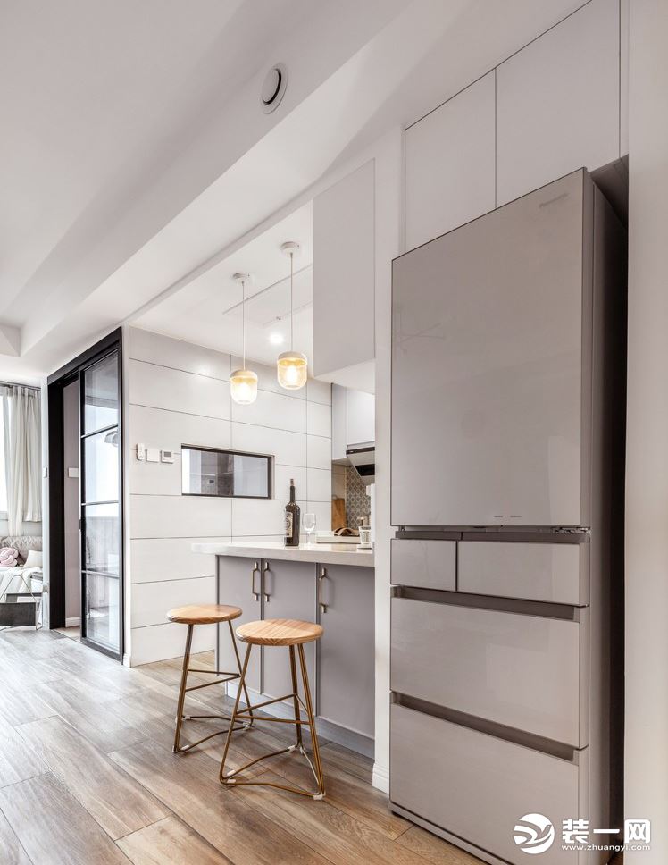 厨房墙面的白砖，搭配灰色亮面厨柜，干净整洁不出跳，简约又不失质感，延续着整体设计风格