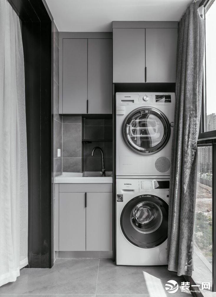 阳台柜结合洗衣机一体化，弱化了洗衣机的体积，节省了空间，多出来的地方做物品收纳，一举两得。