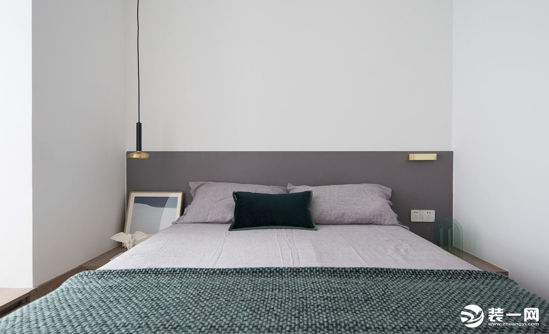 床頭簡單的灰色床頭板讓整個白色的空間里多了一些層次。