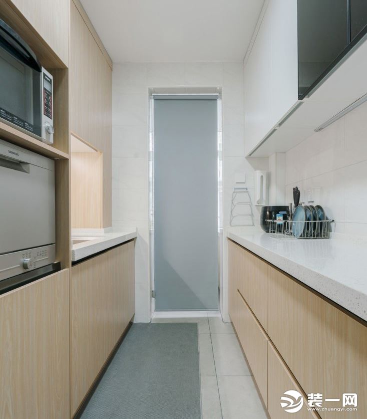 厨房的设计整洁干净，采用白色与木色的搭配。H型的橱柜设计，动线流畅。
