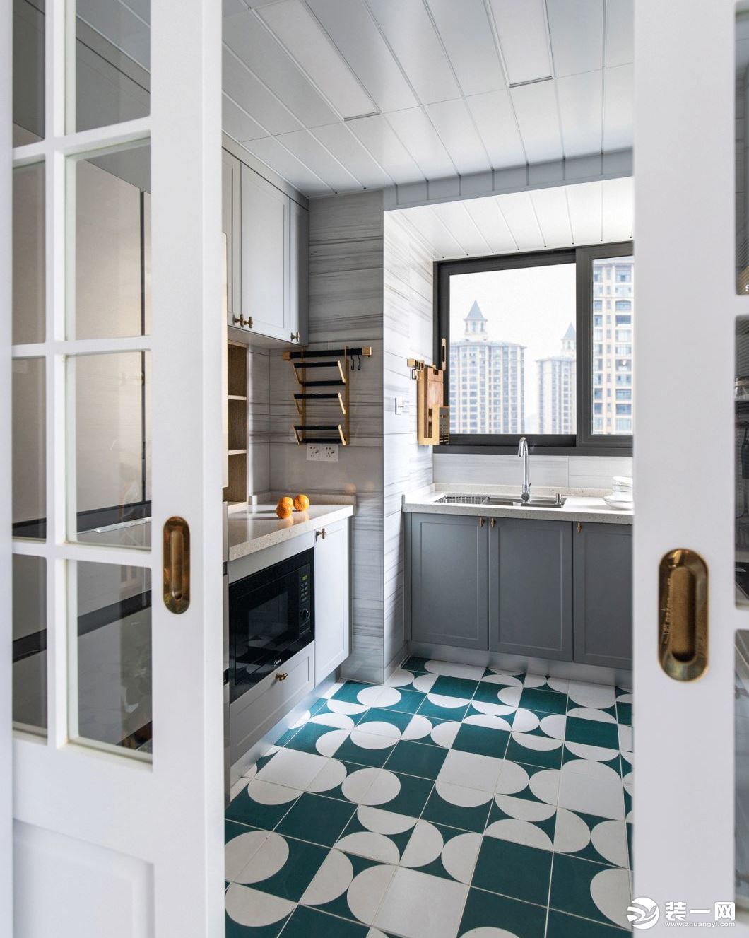 厨房地砖，选用了白色与绿色系列花砖混搭，看似不规律的搭配，实则来自设计师精心设计。